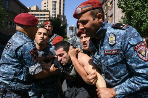 Ermənistanda keçmiş deputatın oğlu polis tərəfindən saxlanılıb