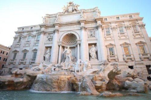 İtaliyada sərxoş turist mövsümü başlayıb: Trevi fəvvarəsinə giriş ömürlük qadağan edilib