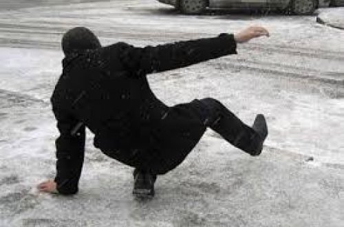 Səhiyyə Nazirliyi: Qarlı havada 41 nəfər xəsarət alıb, 2-si əməliyyat olunub