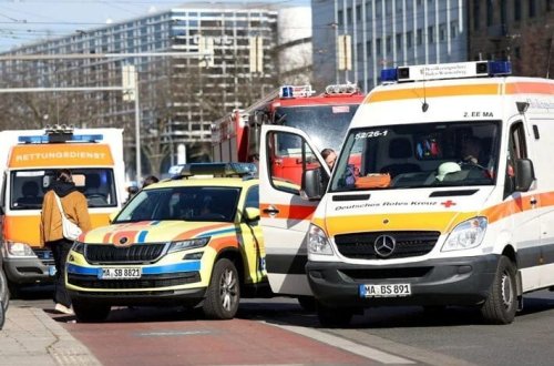 Almaniyada avtomobil izdihamın üzərinə sürülüb