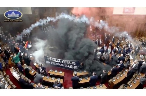 Müxalifət millət vəkilləri parlamentə tüstü bombası atdı