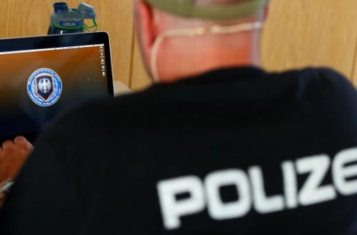 Almaniyada 15 polis məmuruna qarşı irqçi söhbətlər ittihamı ilə istintaq başladılıb