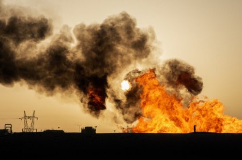 Qazaxıstanın qərbində neft quyusu yanır