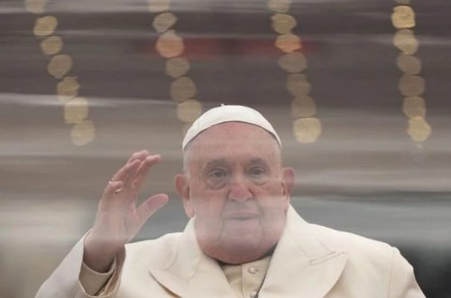 Papa Fransisk xəstəxanadan səsli mesaj göndərib: Mən sizi buradan müşayiət edirəm