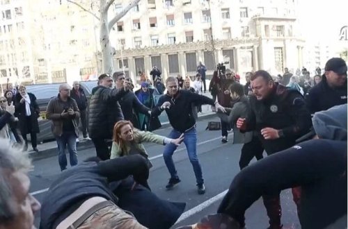 Serbiyada bələdiyyə şurasının binası qarşısında dava düşüb