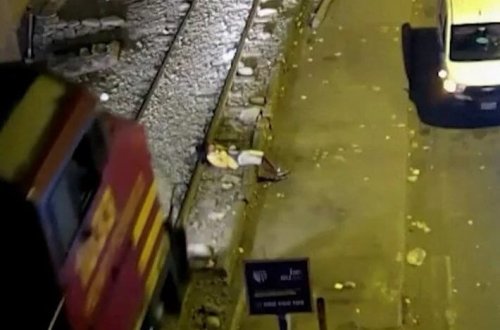 Qatar relslərində yatan şəxsi qatar vurub