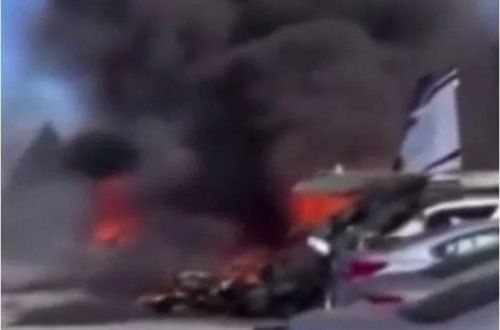 Qapısı açıq havaya qalxan kiçik təyyarə dayanacağa çırpılıb