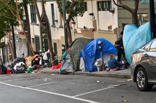 Tramp paytaxt Vaşinqtonda evsizlərin çadırlarını çirkin adlandırıb və çadırlar yığışdırılıb
