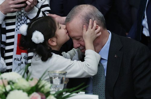 Qəzzalı qız Ərdoğana sevgisini belə bildirdi - Fotolar