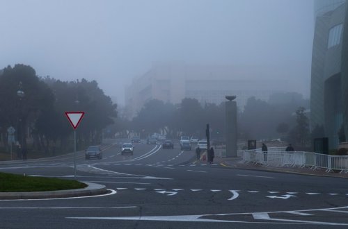 Duman Bakıda və bölgələrdə görünüş məsafəsini 700 metrədək məhdudlaşdırıb - FAKTİKİ HAVA