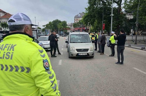 Davada onları ayırmağa gələn polisin başını əzməyə çalışdı - ANBAAN VİDEO