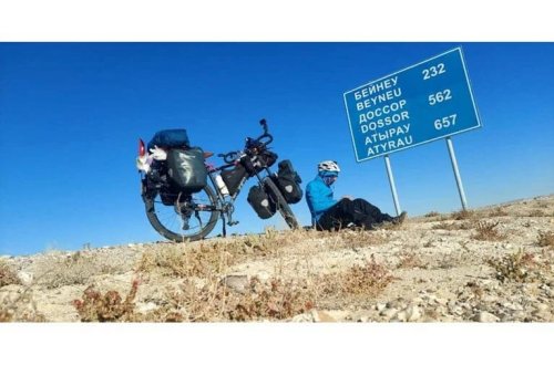 42 yaşlı velosipedçi dünyanı gəzir: Xatirələrini kitaba yığdı