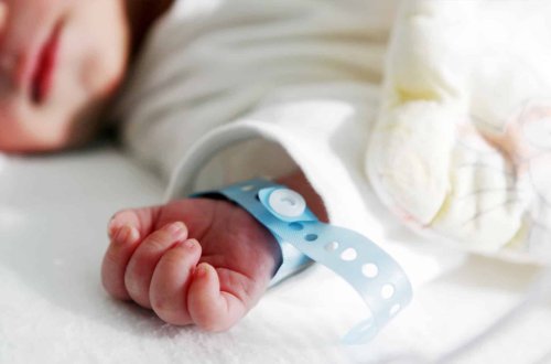 Ağdaşda bir yaşlı uşağın üzərinə qaynar su töküldü: Vəziyyəti ağırdır