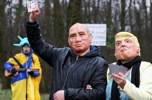 Ukraynalılar ABŞ səfirliyi qarşısında Trampa etiraz ediblər