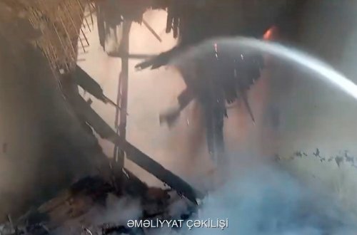 Ucarda içərisində 17 ədəd soyuducu olan ərzaq mağazası yanıb