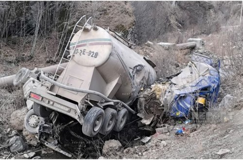 Kəlbəcərdə yük avtomobili dərəyə aşıb, ölənlər və xəsarət alan var