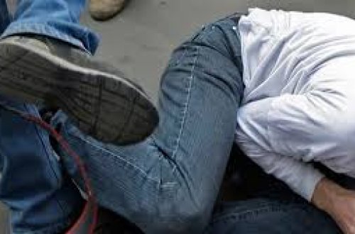 Bakıda kişini evinin qabağında döyüb qarət etdilər