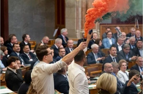 Macarıstan parlamentində rəngli etiraz aksiyası