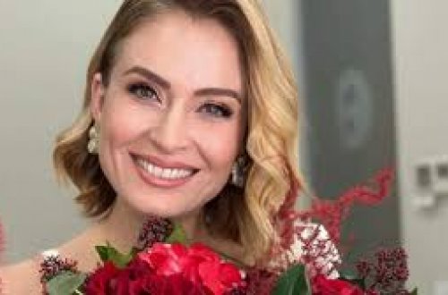 Aktrisa 14 il sonra ərini məhkəməyə verdi