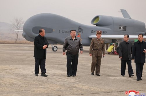 Kim Çen In yerli istehsal olan yeni pilotsuz uçuş aparatları ilə tanış olub