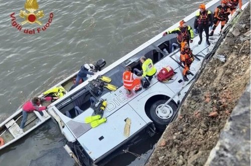 İtaliyada sərnişin avtobusu çaya düşüb: Sürücü ölüb