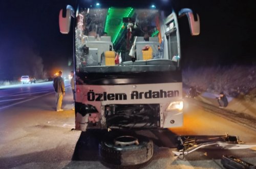 Türkiyədə sərnişin avtobusu ilə minik avtomobili toqquşub, xəsarət alanlar var