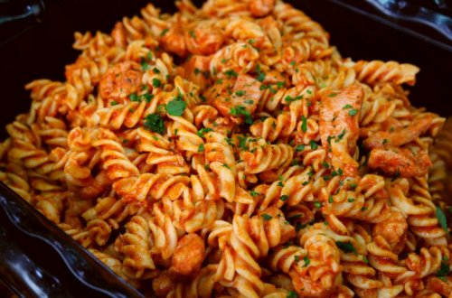 Beş gün əvvəl hazırlanan makaronu yeyən gənc öldü