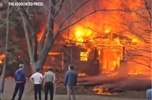 ABŞ-da təyyarə evin üzərinə düşdü