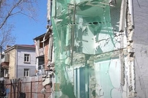 “Mahal“ MMC tikinti şirkəti sakinlər evdə olarkən mənzilləri sökür? - VİDEO