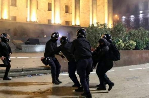 Tbilisidə etiraz aksiyası zamanı polis avtomobilini zədələyən Rusiya vətəndaşı saxlanılıb