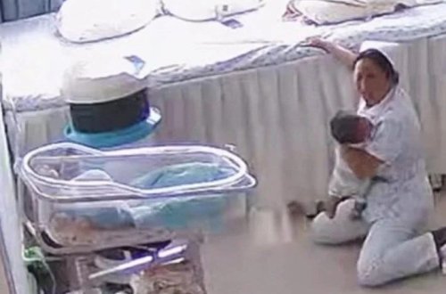 Çində tibb bacılarının körpələri zəlzələdən qorumağa çalışdığı anlar kameralara düşüb