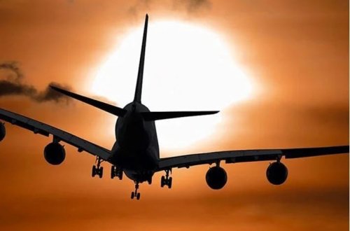 Okean üzərində çaxnaşma: Bir sərnişin təyyarənin qapısını açmağa çalışdı