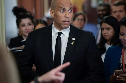 ABŞ senatorundan rekord: 25 saat danışdı