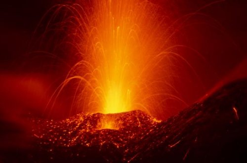 İtaliyada Etna dağı kül və lava püskürdü