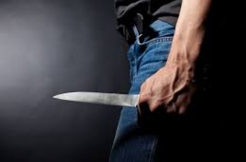 Azərbaycanda çağırışa gedən həkim bıçaqlandı