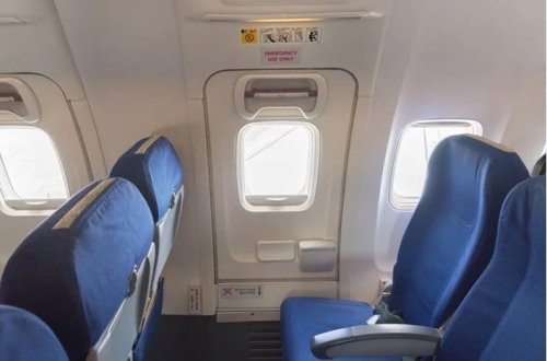 Malayziyada sərnişin təyyarənin təcili çıxış qapısını açmağa çalışıb