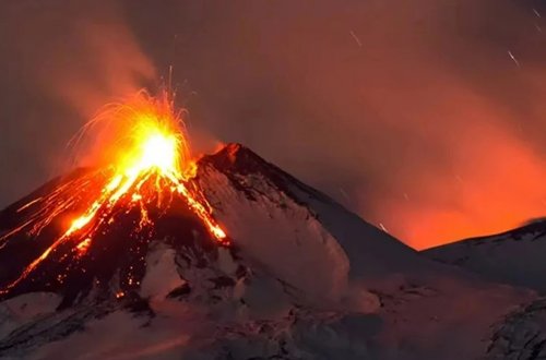İtaliyada Etna vulkanı kül və lava püskürür
