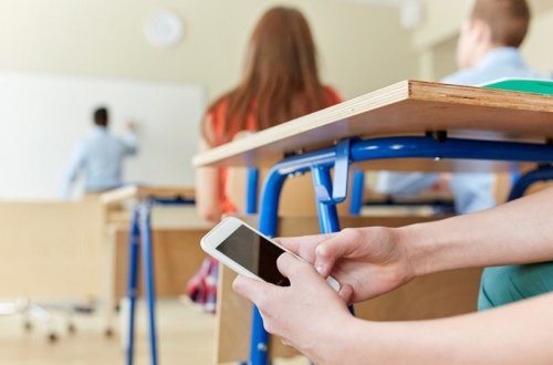 Fransada məktəblilərə mobil telefondan istifadə qadağan edilib