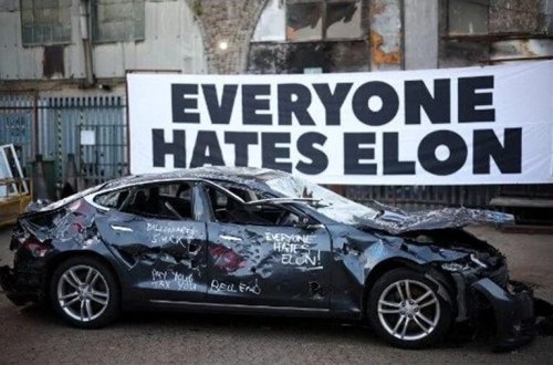 Londonda sənət layihəsi: Tesla avtomobilini sındırmaqla Maskdan qəzəbini çıxardılar
