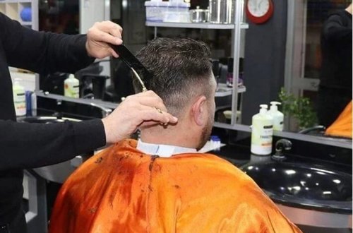 İngiltərədə bərbərlərə basqın: Yüzlərlə mağaza çirkli pulların yuyulmasında ittiham olunur