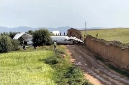 Təyyarə uçuş-enmə zolağından çıxdı və divara çırpıldı