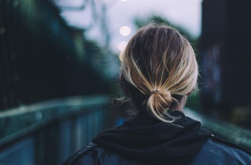 Xadimə qonşu kişi ilə münasibət qurdu, qadınlar saçyoldusuna çıxdı - TƏFƏRRÜAT