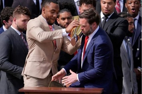 Vensin Ağ Evdəki yöndəmsizliyi: Çempionluq kubokunu saldı