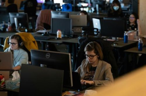 Səs-küylü mühitlərdə daha yaxşı eşitməyin sadə yolu: Barmaqlarınızın ucu