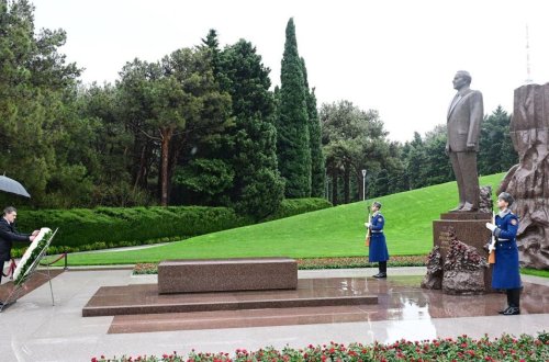 Gürcüstan Prezidenti Fəxri və Şəhidlər xiyabanlarını ziyarət edib