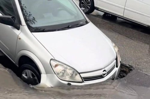 Bakıda yol çökdü, maşın çuxura düşdü - VİDEO