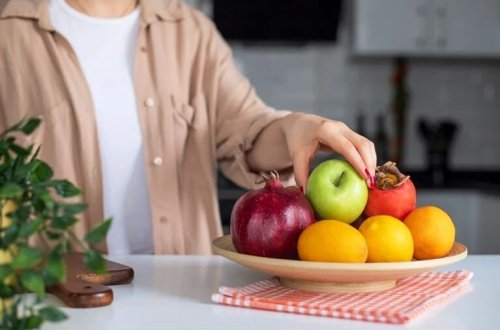 Gənc qadın 20 ildir bu təhlükə ilə yaşayır: Meyvə yesə ölə bilər