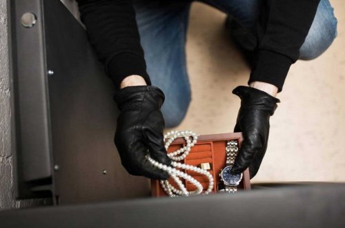 Bakıda evdən 17 min manatlıq oğurluq olub