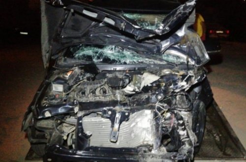 Sumqayıtda minik avtomobili yol kənarında dayanan yük avtomobilinə çırpılıb, ölən var