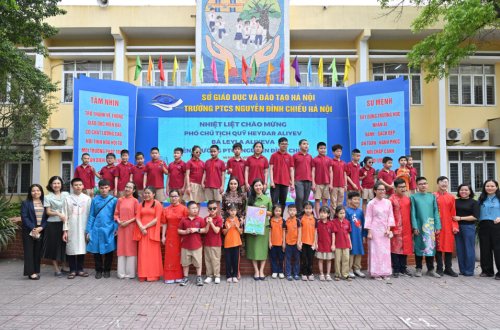 Leyla Əliyeva Hanoyda görmə qabiliyyəti məhdud şəxslər üçün məktəbdə olub - FOTO